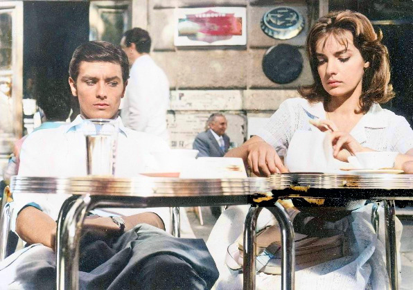 Alain Delon et Marie Laforêt en terrasse d'un café en Italie